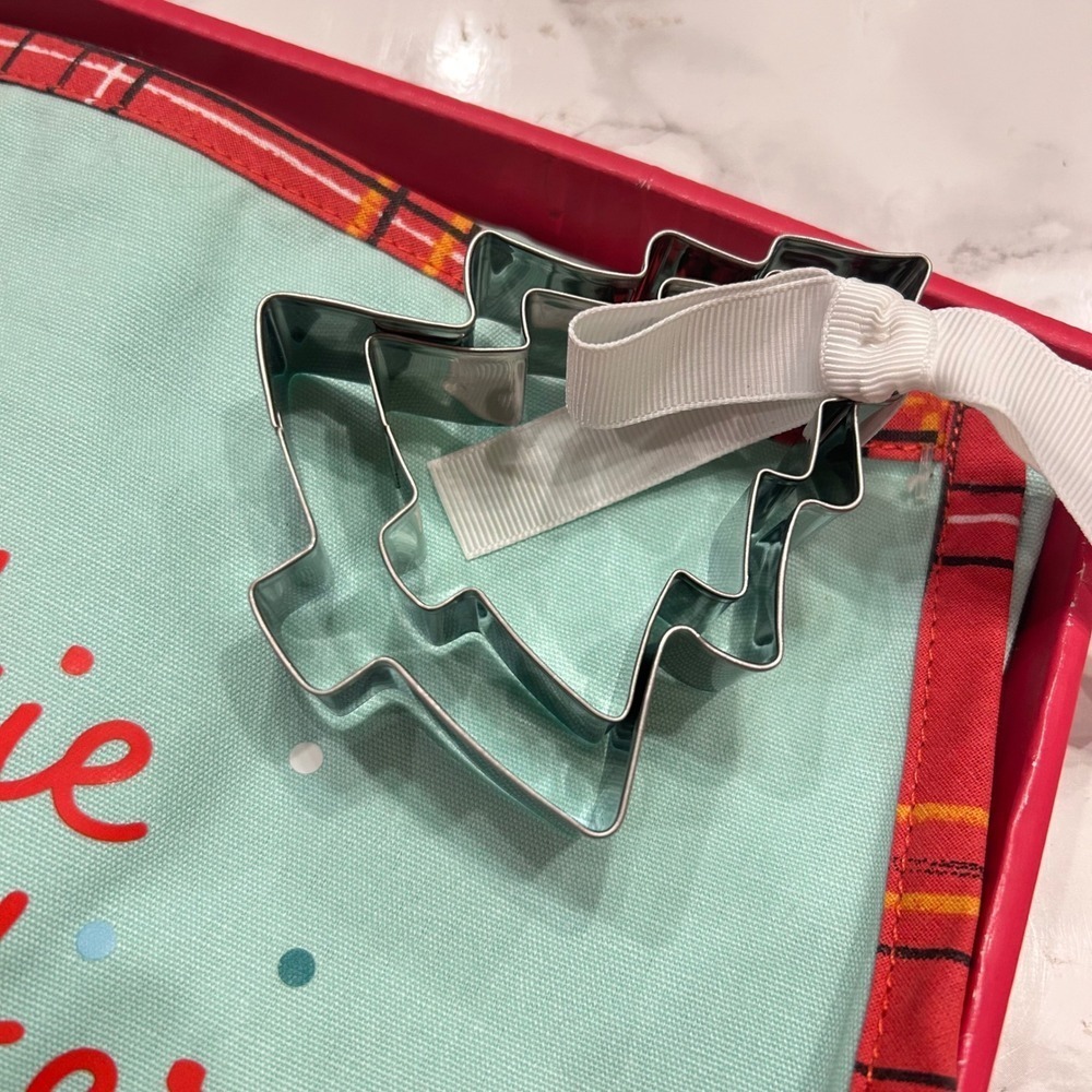 Hallmark Family Baking Bundle Cookie Baker Little Mess Maker Aprons & Cutters - Picture 7 of 7